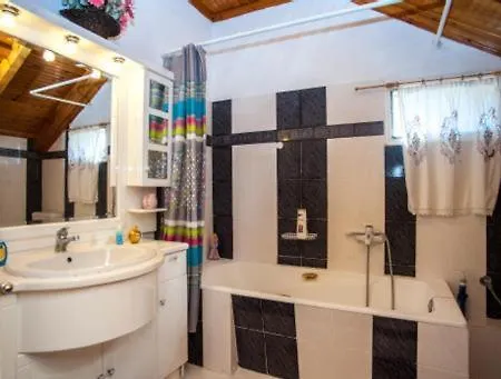 Fernandas Traditional 2 Floor House * 포로스